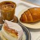 롬브커피하우스 | 롬브커피하우스: 평내 카페, 도넛이랑 소금빵 먹으러 / 찾았다 내 도넛 맛집 / 무수분 크림 라떼 이거...