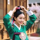 녹색 한복과 꽃 장식의 밝은 미소 이미지