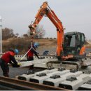 (제1021호) 아스팔트콘크리트 도상과 수평변위 저항장치를 활용한 궤도 시공기술 이미지