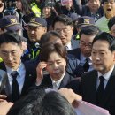 5·18묘지 찾은 장동혁 국힘대표, 결국 참배 못하고 묵념만 이미지