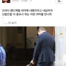 프라다백을 내팽겨치고 내 남자의 신발끈을 더 중요시하는 이런 여자를 만나라 이미지