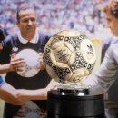 마라도나 '신의손' 축구공, 46억원 경매낙찰 이미지