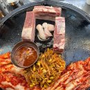 솥뚜껑 삼겹살집 이미지