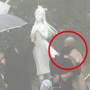 헌화로슈퍼 | 구준엽 제막식, 강원래 홍록기 최시원 기억을 새긴 마지막 포옹