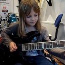 헤비메탈에 빠진 8세 소녀...기타 신동 화제 (동영상) 이미지