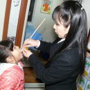 3월3일 새친구 엄수빈(춘천초1)에게 사탕 가루를 먹이고 계신 장선생님 이미지
