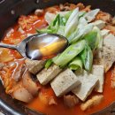 돼지고기듬뿍넣은김치찌개 이미지