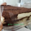 칼라일그룹의 투썸 플레이스 조각케익 배달 후기. 딸기생크림케익의 딸기는 반쪽이었군.