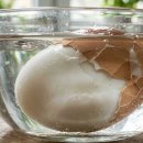 5초만 흔들었을 뿐인데…” 흰자 안 터지고 껍질만 쏙 빠지는 기막힌 방법 이미지