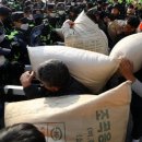 "쌀 최저가격제 시행하라"… 농민단체, 대통령실 행진 시도 이미지