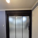 누림가구 | 🍳 장기동 누림타운 키친룸 중문 시공 후기 블랙 프레임 슬라이딩 중문으로 완성한 깔끔한 주방 분리 by...