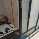 해운대두산위브더제니스 | 부산 해운대 두산위브 더제니스 아파트 원슬라이딩 중문 수리 후기| 브래킷 교체로 문 처짐 해결