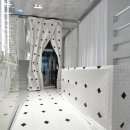 메종 마르지엘라 밀라노 매장 내부 Wooden curtain drapes around a lift inside Maison Margiela&#39;s Milan store 이미지