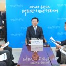 달래고