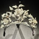 머무는자리 | 'The Art of Jewellery: 고혹의 보석 · 매혹의 시간' 관람 후기 : 빛이 머무는 자리