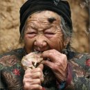 이마에 뿔 난 중국 할머니 이미지