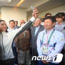 [리우is] 반기문 사무총장과 셀카 찍는 배구 김연경 및 수영 김서영. 사진 : 2매 이미지