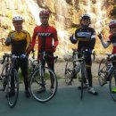 인공폭포 앞 이미지