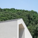 숲속의 하얀집 이미지