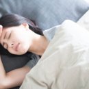 잠을 많이 자서 두통이 생기는 원인은? 대처법은 규칙적인 생활 이미지