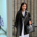 '이혼' 이시영, 아들 하교 인증했다가 '의문의 남성' 담겼다…가방까지 들어주는 관계 이미지