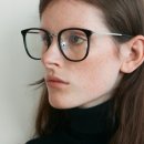 유아이 안경 이미지