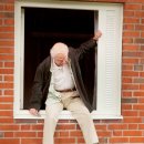 창문 넘어 도망친 100세 노인 이미지