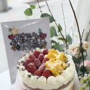 탄현동문아파트(20566) | 시트 그리고 딸기 망고 듬뿍 넣어 예쁜 꽃다발 포장으로 넘 예쁜 꽃다발 과일 케이크 제작 후기입니다 :)