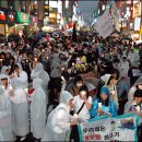 "1분간 우산을 쓰지 맙시다. 우리가 맞는 비가 서울 사람들이 맞는 물대포보다는 나을 것입니다" 이미지
