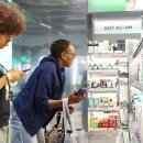 Cosmetics stocks up this year; entertainment shares down 화장품주가 상승세, 엔터주 하락 이미지