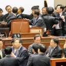 ﻿﻿‘창원시 청사 갈등’ 몸싸움 파행 (경남신문 2011.11.01.) 이미지