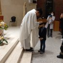 김지석 안드레아 신부님께 안수기도 받는 사진 이미지