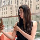 48세 배우 김사랑, 뉴욕서 근황…변함없는 동안 외모 이미지