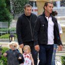 망토 두른 강아지 이미지