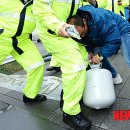 대북전단 삐라 살포시 한국군 작전태세 전모 - 정부 "北삐라살포, 경찰동원해 막는 것은 법적근거 없어 곤란" - 파주지역 상인들 화났다 탈북단체 대북전단 이미지