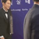 배우 공명 연예가중계 리포터한테 해맑게 인사하다 우당탕탕.gif 이미지