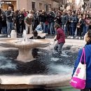 로마의 휴일’ 분수대가 검게 물들었다... 스페인광장서 무슨 일이 이미지