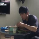 택배상하차 근무 마치고 5평남짓 원룸에서 짜파게티 끓여먹던 최철호.gif 이미지