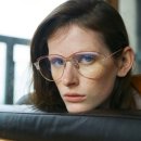 유아이 안경 이미지