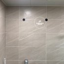 4415 | 제주 화장실 수리 후기: 낡은 거울장 떼고 세련된 슬라이딩 수납장으로 교체 완료!