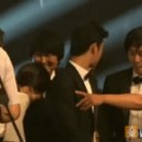 김수현의 인기상 탄 후 자리선정.gif 이미지