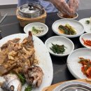 한정식 소나무 앞 이미지