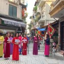 하노이에서 우연히 보았던 베트남 전통의상 아오자이 패션쇼같았던 골목 행사 이미지