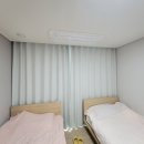 송선로R1-16 | [구미 커튼] 산동 중흥3차 에듀포레 34평 입구방, 야간 조명 완벽 차단! 화이트 100% 암막커튼 시공 후기