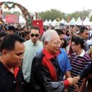 PM spends two hours mingling with guests at Malaysia Christmas Open House 이미지