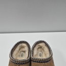 중앙세탁 | 타스만 슬리퍼 얼룩 제거 후기 : 굳은 오른쪽 앞코 얼룩, 손세탁 및 후처리로 완벽 복원했어요.