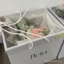 11500-5-37-07 | 07. 메종드힐 오후 웨딩 촬영 후기(실내 통창, 핑크 꽃밭, 소파, 우드톤 배경)