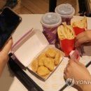 "BTS 세트 주세요"…'아미'로 북적인 맥도날드 매장 이미지