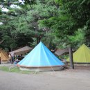 폭포가 있는 캠핑장 이미지