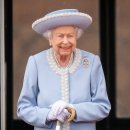 Queen, 96, becomes world's SECOND longest-serving monarch 이미지